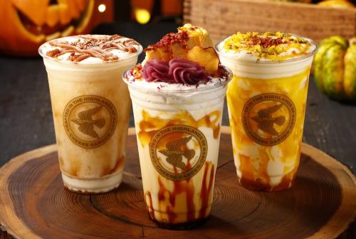 左から「モンブランフローズンフロマージュ」税込み850円、「蜜芋バスクチーズケーキドリンク」税込み930円、「パンプキンシナモンチーズミルクティー」税込み820円