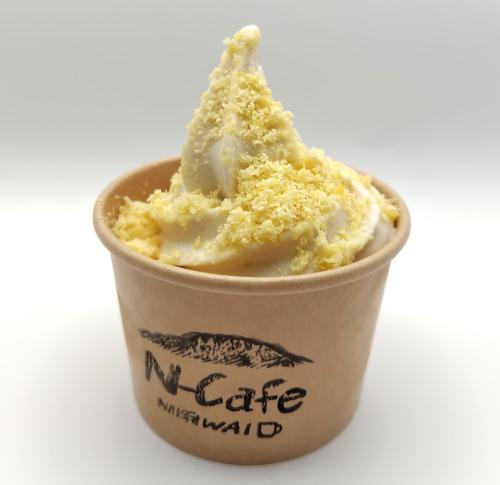 「にぎわい特産館」の阪神梅田本店限定「栗きんとんソフト」税込み651円