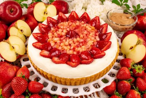 「紅玉とイチゴのタルト ～チョコレート風味～」1ピース・税込み1,500円、ホール・税込み15,000円