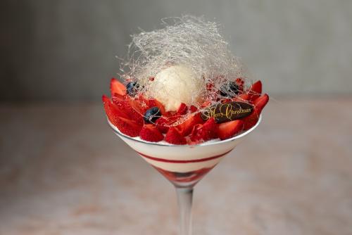 「雪降るクリスマスパフェ」税込み4,200円(サービス料含む)