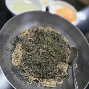 【韓国･ソウル】江南区に行列の｢エゴマ麺｣そば粉100%に搾り立てのエゴマ油を味わう