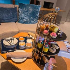 グアム CROWN PLAZA HOTELで青い海を見ながらアフタヌーンティーとプール