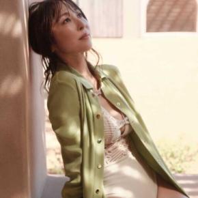 かとうれいこ写真集『AROUND』が発売！56歳の美しさに感動