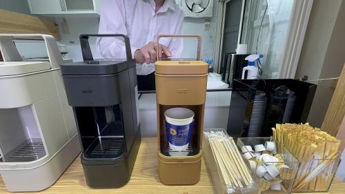 "UCC×タカラトミーアーツ"の巨大ガチャカフェです。