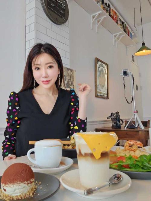 席に座ってブランチ