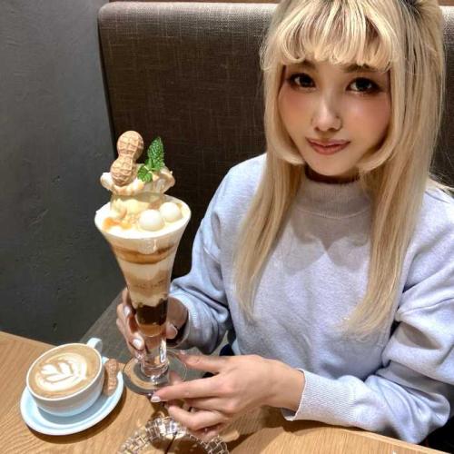 CAFE DULCETのピーナッツキャラメルパフェとキャラメルピーナッツラテ(ホット)