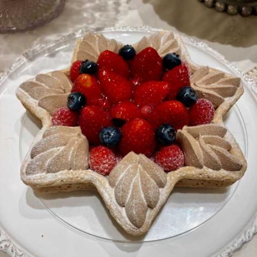 キルフェボンの星型赤いフルーツとチョコレートクリームのタルト