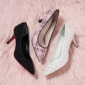 ダイアナのWEB限定ツイードパンプス、ホリデーシーズンにぴったり!