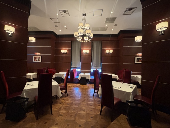 「ロウリーズ・ザ・プライムリブ 大阪店」メインのプライムリブと全50種類のビュッフェ付きのランチタイム