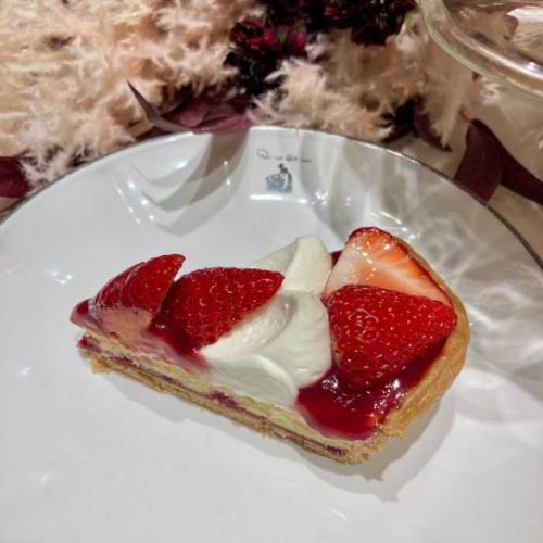 キルフェボンの輪花型 “紅ほっぺ”とホワイトチョコのチーズスフレタルト(カット)