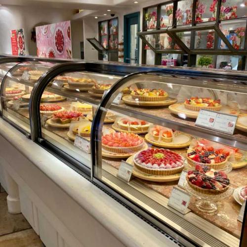 キルフェボン青山店のショーケース