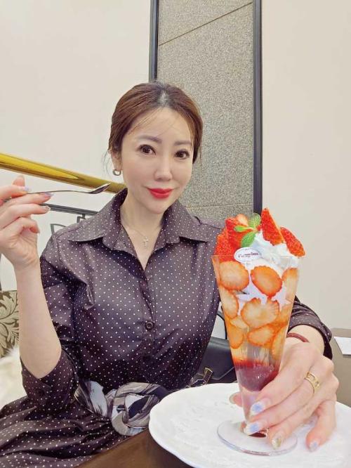 ストロベリーパフェを食べてるところ