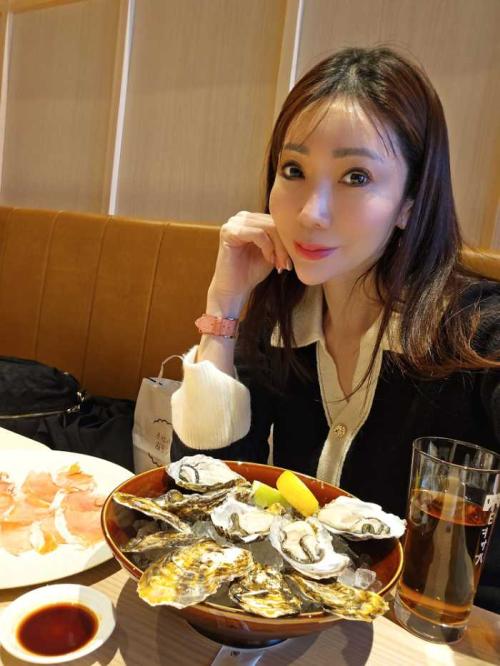 テーブルで食べてる様子