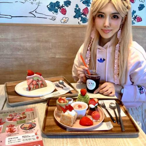 いちごファクトリーのス期間限定イーツと筆者のりぴよ