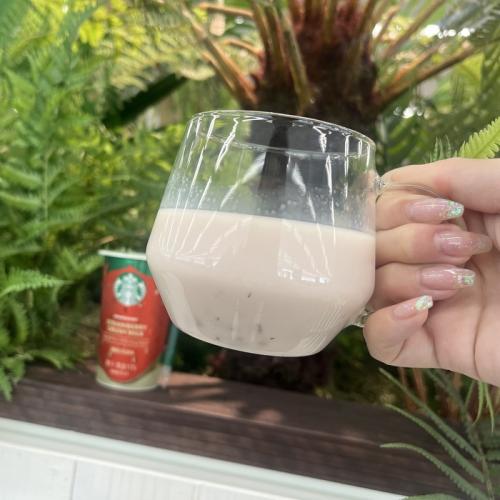 スターバックス®のストロベリークラッシュミルク⑥