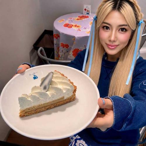 キルフェボンの菊川新茶のタルトと筆者のりぴよ