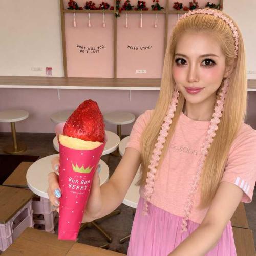 いちごBonBon ATAMI HOUSE.BIGいちご飴クレープと筆者のりぴよ