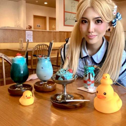 ドライブイン熱海プリン食堂のチョコミントメニューと筆者のりぴよ