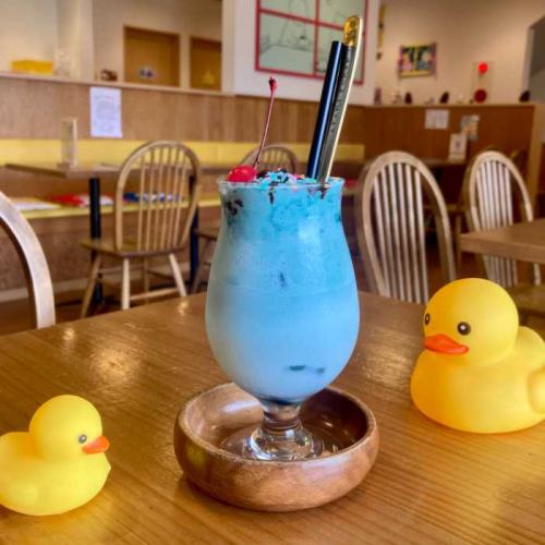 ドライブイン熱海プリン食堂のチョコミントシェイク
