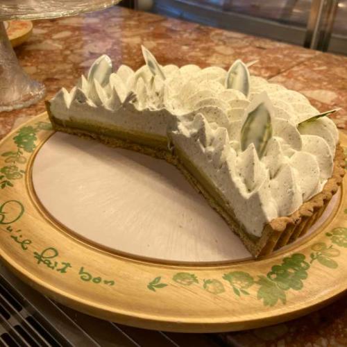 ショーケース内の静岡県菊川産2026年深蒸し菊川新茶のタルト