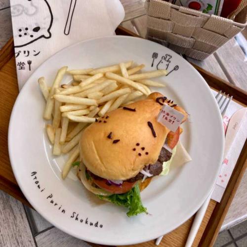 ドライブイン熱海プリン食堂のかばさんバーガー(引き)