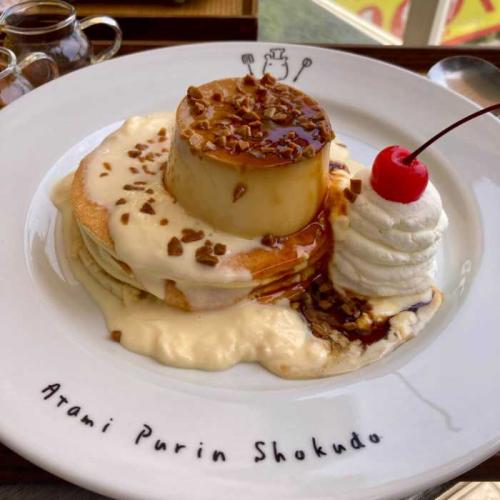 ドライブイン熱海プリン食堂のプリンパンケーキ(トッピング後)