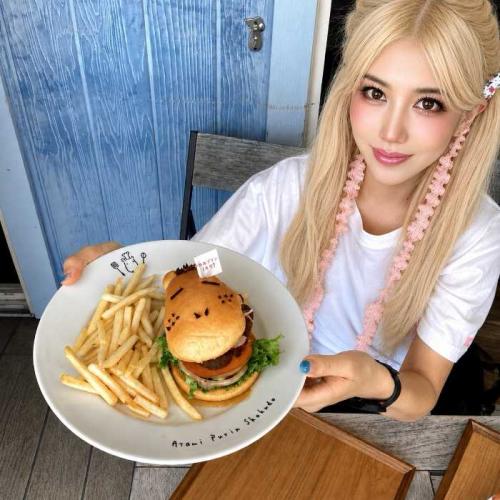 ドライブイン熱海プリン食堂のかばさんバーガーと筆者のりぴよ