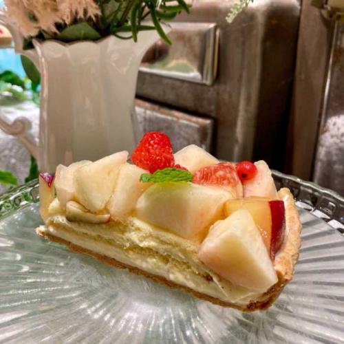 PEACHフェアの桃と季節のフルーツタルト～バニラ風味～カット