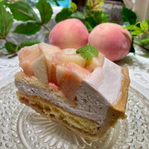 PEACHフェアの桃とチーズのタルトカット