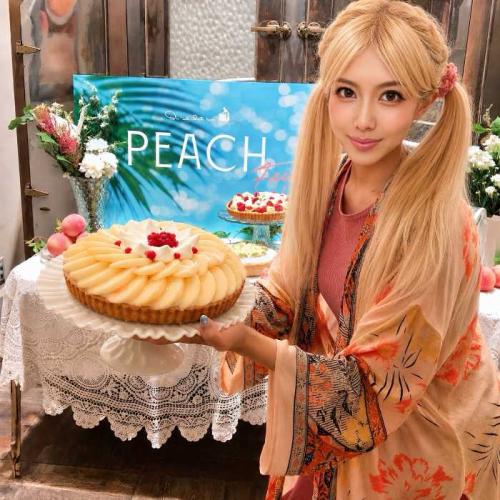 PEACHフェアの山梨県産プレミアムピーチのティラミス～カフェラテ風味～と筆者のりぴよ