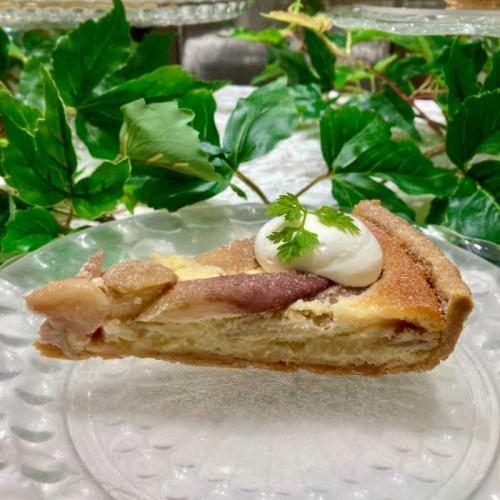 PEACHフェアの焼きっぱなしの桃とアーモンドクリームのタルトカット