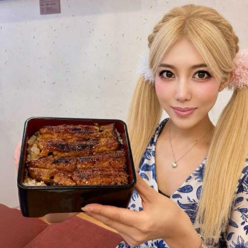 志ぶきのうな重と筆者のりぴよ