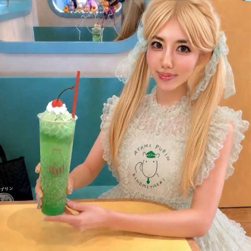 熱海プリン来宮駅店のメロンシャーベットソーダと筆者のりぴよ