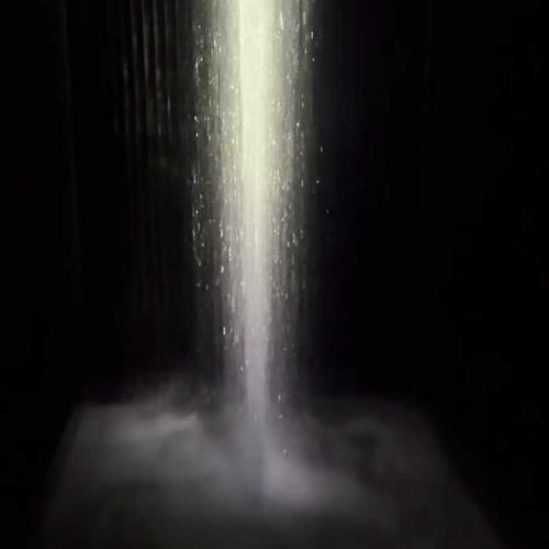 チームラボプラネッツの坂の上にある光の滝