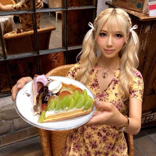キルフェボンのぶどうのタルトと筆者のりぴよ