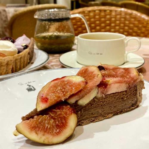 キルフェボンのイチジク “蓬莱柿”とチョコレートクリームのタルトカット