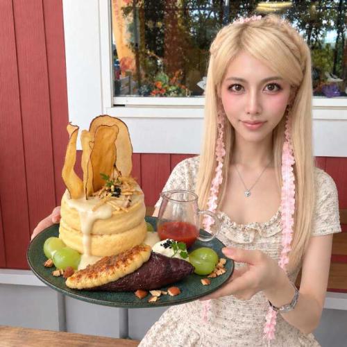 TAMAGOYAのおいものブリュレマスカットパンケーキと筆者のりぴよ