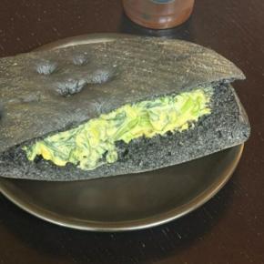 青山で見つけた黒色の新感覚サンド！「BROOKS GREENLIT CAFE」で味わうGREENLIT SAND