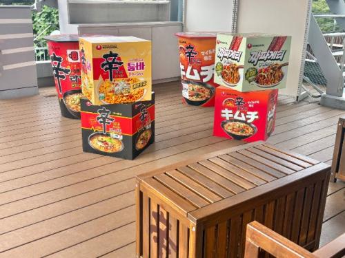 辛ラーメン粉食ポップアップの屋上