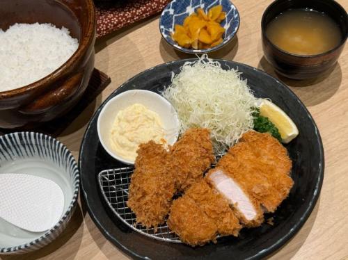 とんかつ神楽坂さくらの牡蠣フライロースかつ定食
