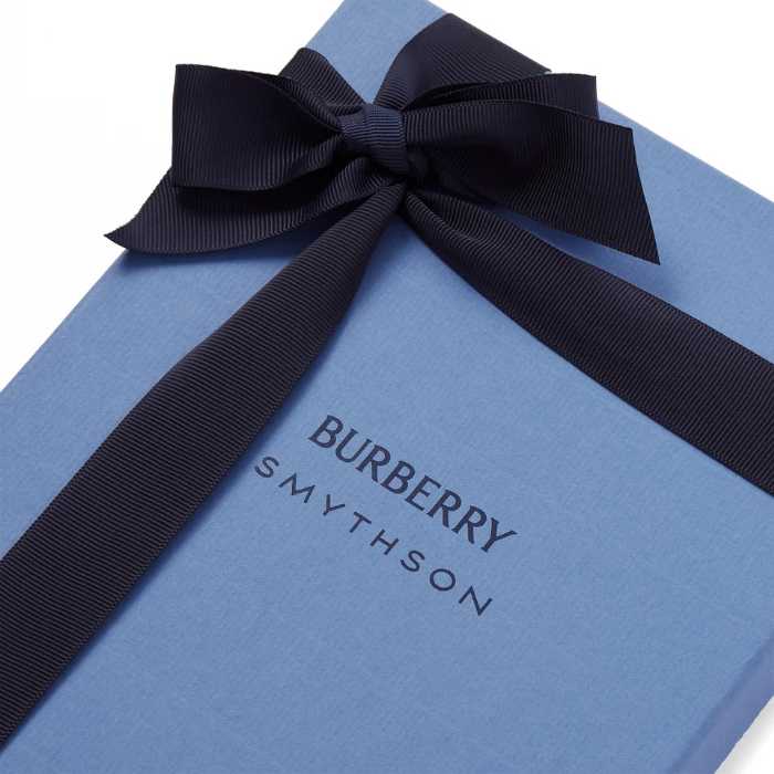 SMYTHSONとBURBERRYが初のコラボレーション!旅や日常を彩る特別なレザーアイテムが登場
