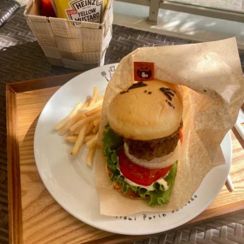 ドライブイン熱海プリン食堂のダブルかばーがー