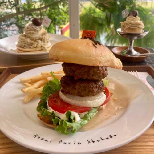 ドライブイン熱海プリン食堂のダブルかばーがー横から