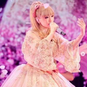 浜崎あゆみ、ピンクのドレス衣装に賛否の声「歌もステージも衣装