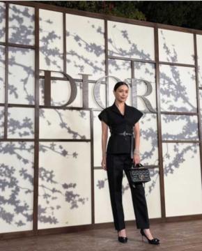 蛯原友里、DIOR新作コレクションで魅せたブラックコーデに称賛の声『圧倒的美しさですね』『格好良さ最高です。』