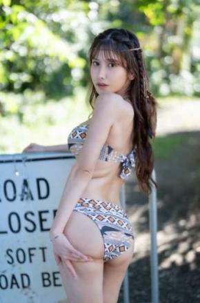 名取くるみ、圧巻の美ボディラインにファン歓喜！！美尻際立つバックショットが大反響