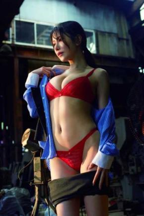 「女神さすがです！」名取くるみ、背徳感のあるシチュエーションにファン興奮！真っ赤なランジェリー姿で美スタイル披露