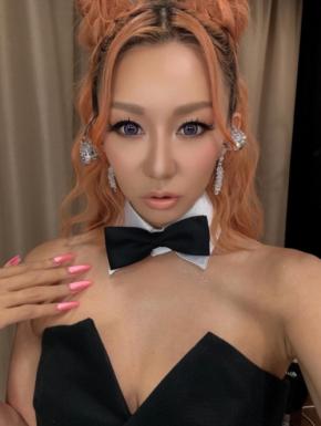 倖田來未、谷間あらわなセクシー衣装で鈴木雅之を祝福「ずっとエロカワイイ」「おじさん達はメロメロ」