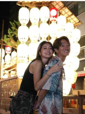 みちょぱ、夫婦で祇園祭へ。寄り添うラブラブツーショットに反響『目立ち過ぎるだろ』『いい夫婦の日やなぁ笑』