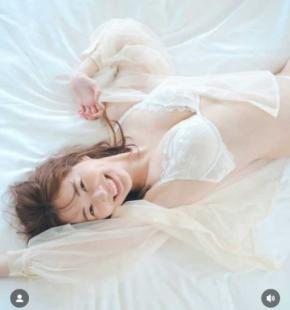 松井珠理奈、純白ランジェリーでベッドに横たわる…20代ラスト写真集『#アイヲシル』